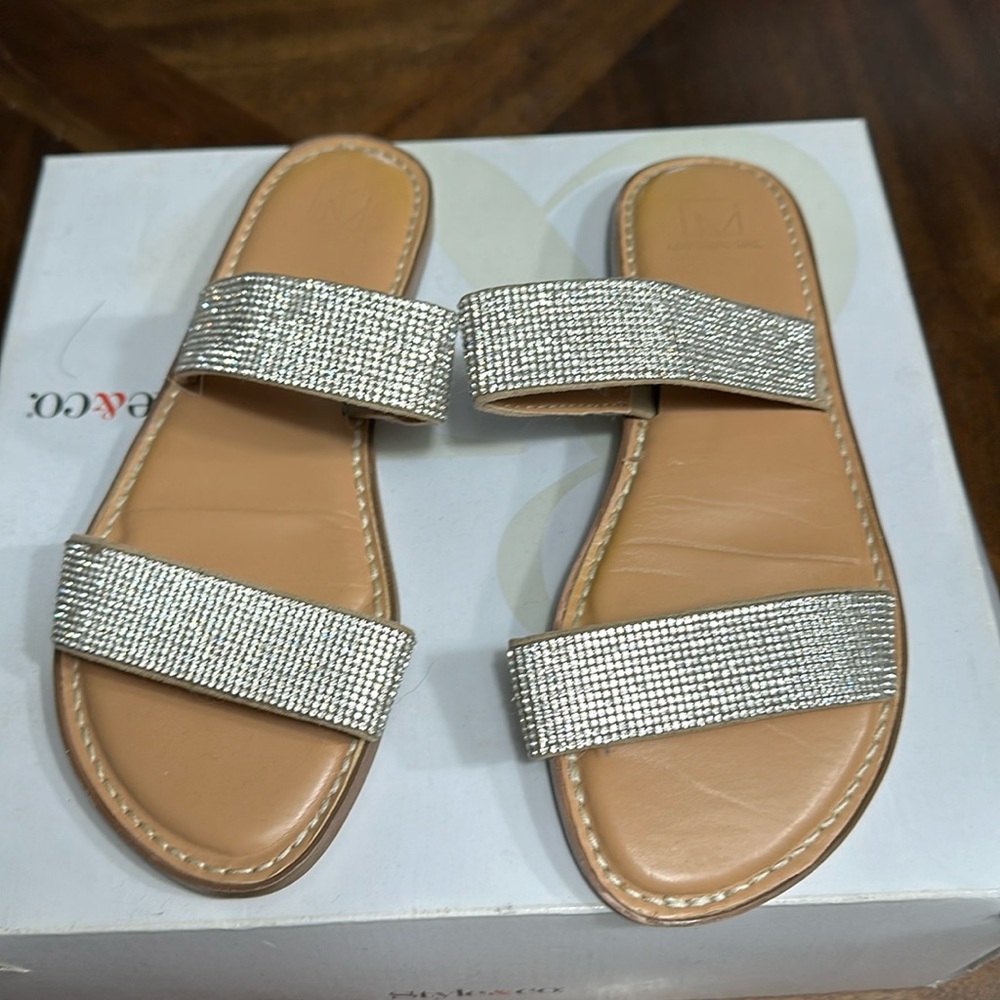 Flat sandal